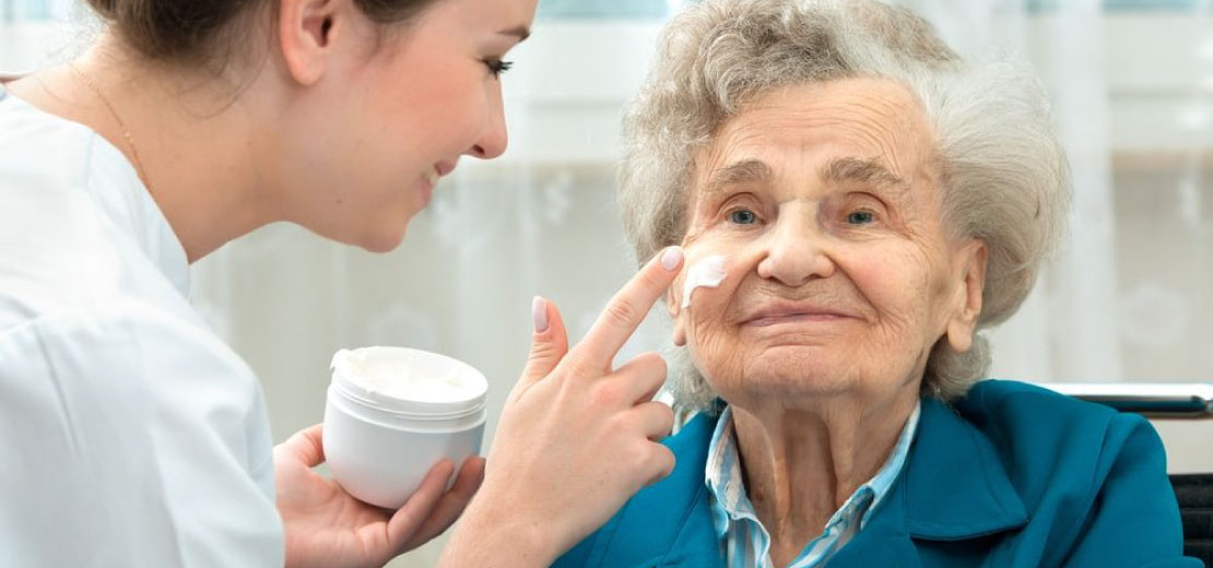 Cuidado de la piel del adulto mayor en casa