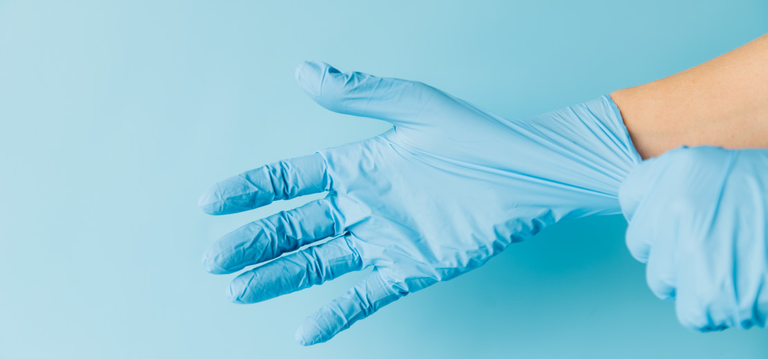 Uso adecuado de guantes desechables en casa de un adulto mayor.